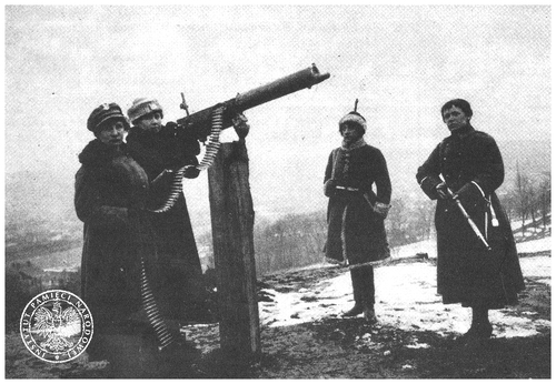 Żołnierki z Ochotniczej Legii Kobiet przy karabinie przeciwlotniczym na Wysokim Zamku. Lwów, 1919–1920 r. Fot. z zasobu AIPN