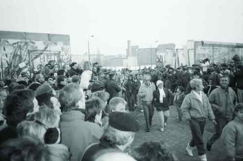 Zdjęcia z wystawy fotografii Lecha Dymarskiegow w Wielkopolskim Muzeum Walk Niepodległościowych: Die Mauer ist kaput!