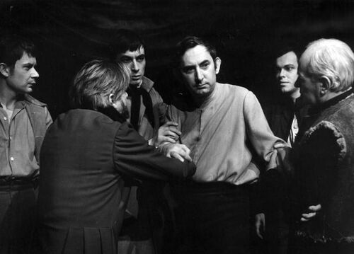 Premiera 25 XI 1967 r. w Teatrze Narodowym. W środku, od przodu, Gustaw Holoubek w roli Konrada (fot. Franciszek Myszkowski, Archiwum Artystyczne Teatru Narodowego w Warszawie)