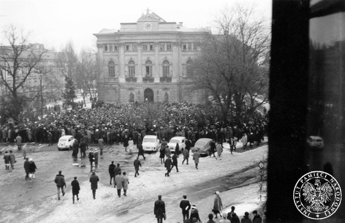Wiec na Uniwersytecie Warszawskim 8 marca 1968 roku – tłum studentów zebranych przed budynkiem Biblioteki Uniwersyteckiej, po lewej budynek Wydziału Prawa