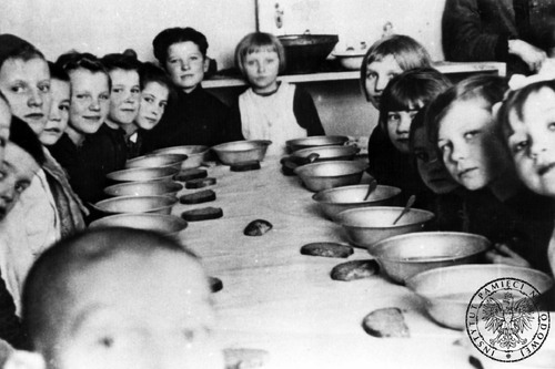 Dzieci Zamojszczyzny w sierocińcu w Łaskarzewie przy posiłku, 1942 lub 1943 r. Ze zbiorów AIPN