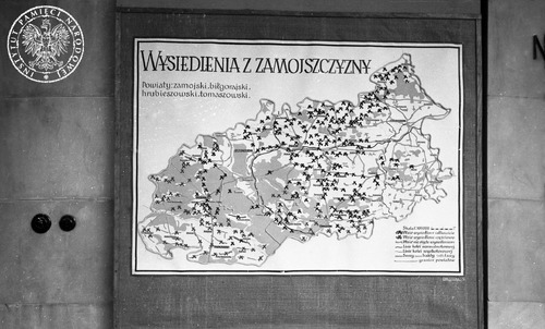 Tablica z mapą „Wysiedlenia z Zamojszczyzny” wisząca na ścianie ekspozycji, stanowiąca część wystawy pt. „Zbrodnie niemieckie w Polsce 1939-1945”, zorganizowanej w Muzeum Narodowym w Warszawie w 1946 r. Ze zbiorów AIPN