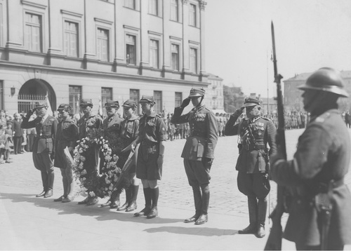 Harcerze 27 Warszawskiej Drużyny Harcerskiej im. Szymona Konarskiego podczas składania wieńca na Grobie Nieznanego Żołnierza, 1931 r. Fot. ze zbiorów NAC