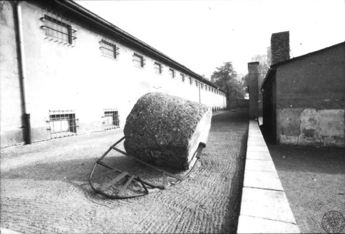 Kamienny walec drogowy znajdujący się w muzeum w byłym obozie w Ravensbrück