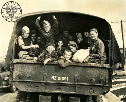 Grupa polskich dzieci ewakuowanych ze Związku Sowieckiego z opiekunkami na skrzyni ciężarówki wojskowej w Nowej Zelandii w 1944 lub 1945 r. Autor: nieznany (fot. pochodzi z kolekcji przekazanej do zasobu IPN przez p. Teresę Mellerowicz-Gellę)