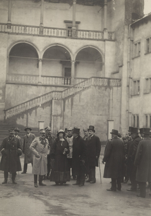 Król Ferdynand i króla Maria oprowadzeni po Wawelu przez Jerzego Mycielskiego. Fot. z zasobu Narodowego Archiwum Rumunii w Bukareszcie