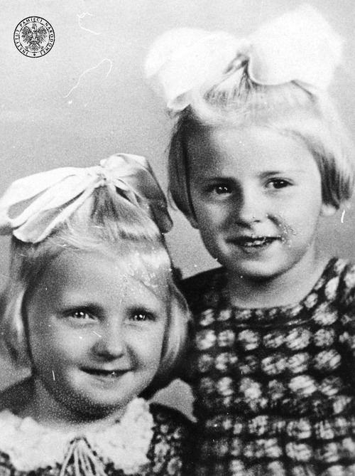 Siostry Witaszek – Alodia (po lewej i Daria po prawej). Dziewczynki zostały odebrane matce przez niemieckie władze po aresztowaniu ich ojca przez Niemców, który został następnie zamordowany za udział w konspiracji (fot. z zasobu IPN)