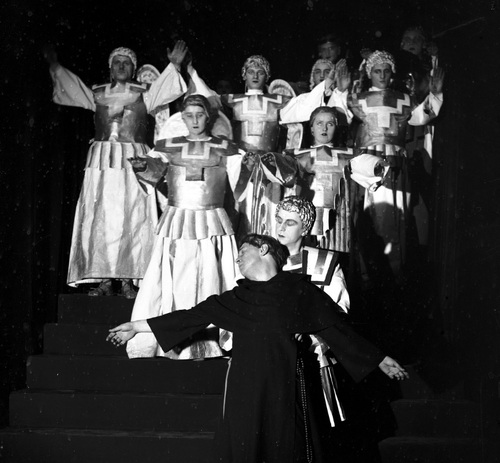 Juliusz Osterwa (na pierwszym planie ) w roli księdza Piotra w przedstawienie "Dziady" w Teatrze im. Juliusza Słowackiego w Krakowie, 1931 r. Fot. z zasobu NAC