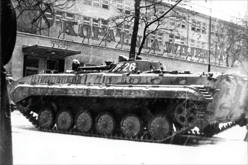 Transporter opancerzony przed kopalnią Wujek, 16 grudnia 1981 roku