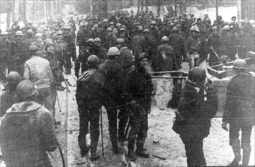 Górnicy przygotowują się do odparcia szturmu milicji i wojska, 16 grudnia 1981 roku