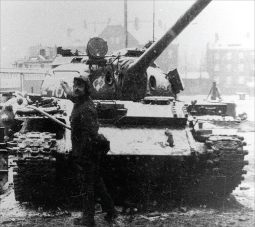 Górnik przy czołgu porzuconym po nieudanym szturmie ZOMO i wojska, 16 grudnia 1981 roku