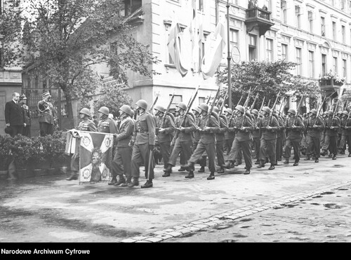 Święto Żołnierza w Warszawie, 15 sierpnia 1939 roku Oddział piechoty defiluje ulicą Długą, defiladę odbierają od lewej: prezydent stolicy Stefan Starzyński, komendant garnizonu warszawskiego pułkownik Stanisław Machowicz i zastępca dowódcy Okręgu Korpusu Warszawa generał Henryk Krok-Paszkowski (fot. Narodowe Archiwum Cyfrowe)