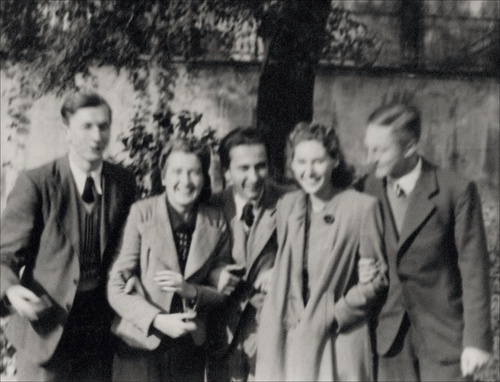 Studenci tajnego nauczania; czwarta od lewej Irena Kołodziejska pseudonim Irena