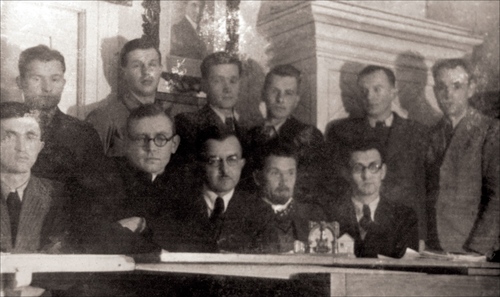 Nauczyciele i uczniowie pierwszego kursu maturalnego ZWZ|AK w Błażowej; siedzą od lewej:  Stanisław Jacheć pseudonim Jarosław, ksiądz Michał Pilipiec pseudonim Ski, doktor Gabriel Brzęk pseudonim Dewajtis, Ludwik Bałda pseudonim Bartek i Stefan Kwiatkowski pseudonim Gryf