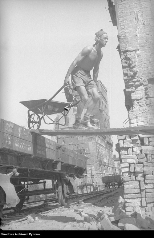 Odbudowa Warszawy, 1946–1949 r. Fot z zasobu Narodowego Archiwum Cyfrowego