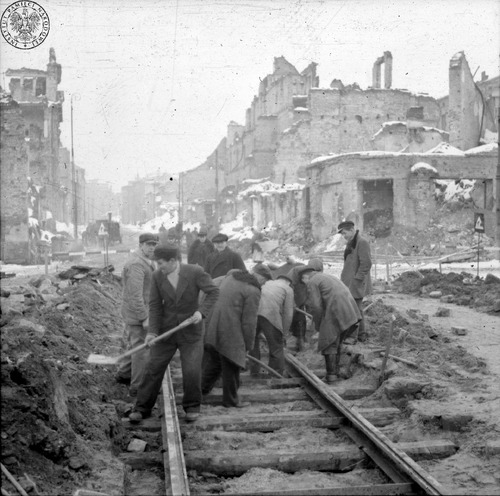 Przywracanie do użytku torów tramwajowych. Warszawa, 1946 r. Fot. Julien Bryan (z zasobu Archiwum IPN)