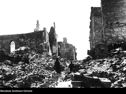 Zrujnowane budynki na Starym Mieście, na ul. Świętojańskiej. Z lewej widoczne ruiny katedry św. Jana. Fot. z zasobu Narodowego Archiwum Cyfrowego