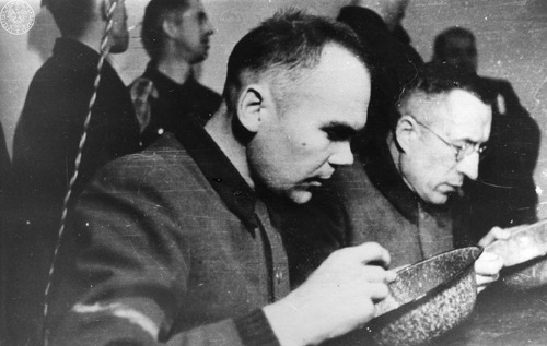 Arnold Büscher (w okularach) i Edmund Zdrojewski, główni oskarżeni podczas procesu osiemnastu członków załogi obozu KL Plaszow przed Sądem Okręgowym w Krakowie. Kraków, styczeń 1948 r. Źródło: CAF (fot. z zasobu AIPN)