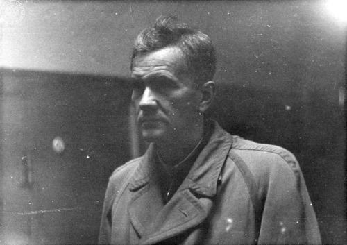 Ludwig Fischer, były gubernator dystryktu warszawskiego Generalnego Gubernatorstwa, na korytarzu więzienia mokotowskiego przy ul. Rakowieckiej w Warszawie, 1946 r. (fot. z zasobu IPN, sygn. IPN BU 4084/63502)