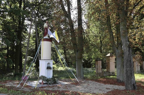 Kapliczka z figurą Jezusa w pobliżu pałacu w Siedlcu, współcześnie