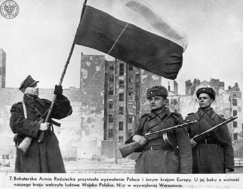 Fotokopia zdjęcia (autor: Anatolij Morozow) przedstawiającego zajęcie przez Armię Czerwoną Warszawy w styczniu 1945 r. Plansza przygotowana została prawdopodobnie na wystawę resortową o historii ruchu socjalistycznego i komunizmu. Z zasobu AIPN