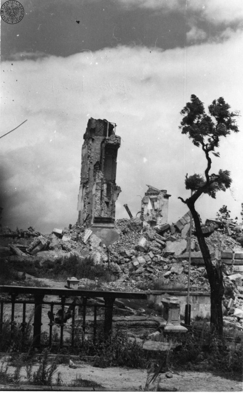 Ruiny Zamku Królewskiego, widok od strony Wisły. Warszawa, czerwiec 1945 r. Fot. z zasobu AIPN