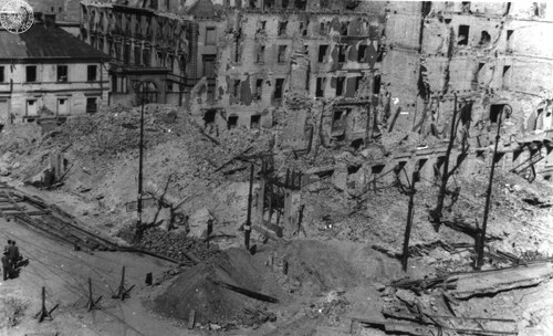 Zniszczenia kamienic na rogu Alei Jerozolimskich i Nowego Światu. Warszawa, lipiec 1945 r. Fot. z zasobu AIPN