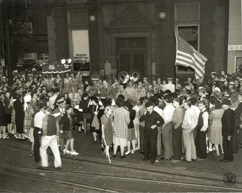 Sprzedaż obligacji wojennych Stanów Zjednoczonych prowadzona przez jeden z kiosków w Pittsburghu, lata II wojny światowej. Fot. z zasobu AIPN