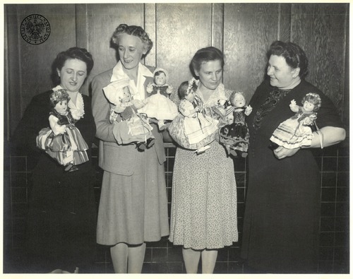 Członkinie Sokoła prezentujące na Targach Polskich w Pittsburghu lalki w polskich strojach ludowych, wykonane przez dzieci z gniazda nr 118 Sokolstwa Polskiego w Ameryce, 1943 r. Fot. z zasobu AIPN