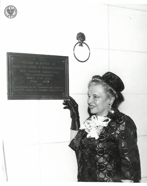 Maria Tarnapowcz obok poświęconej jej tablicy umieszczonej w szpitalu weteranów w Pittsburghu, 1974 r. Fot. z zasobu AIPN