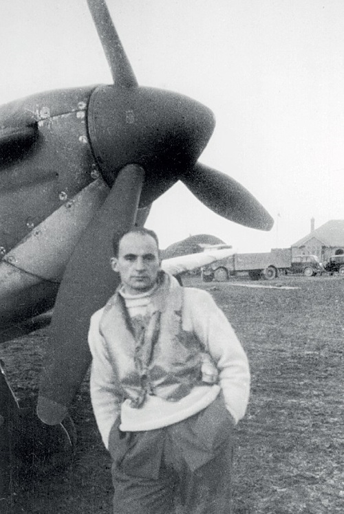 Por. Nowierski przy samolocie Supermarine Spitfire z 609 Dywizjonu Myśliwskiego RAF; w tej jednostce Polak odznaczył się podczas bitwy o Anglię latem i jesienią 1940 r. Fot. ze zbiorów autora