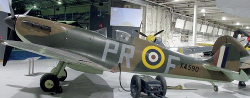 Spitfire nr X4590 eksponowany współcześnie w Muzeum RAF w Hendon pod Londynem w barwach Dywizjonu 609 z okresu Bitwy o Anglię; podczas służby w tej jednostce Tadeusz Nowierski wykonał kilka lotów tym konkretnym samolotem. Fot. ze zbiorów autora