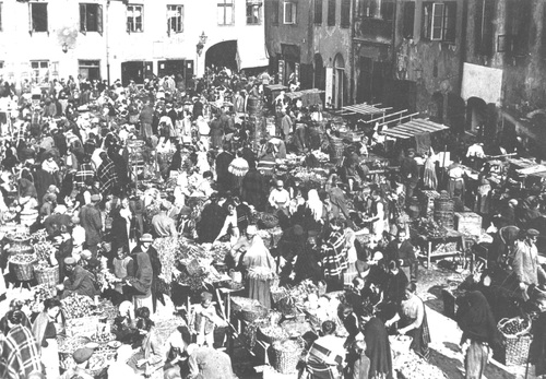 Sprzedaż owoców i warzyw na targowisku przy ul. Szeroki Dunaj w Warszawie, 1925 r. Fot. z zasobu NAC