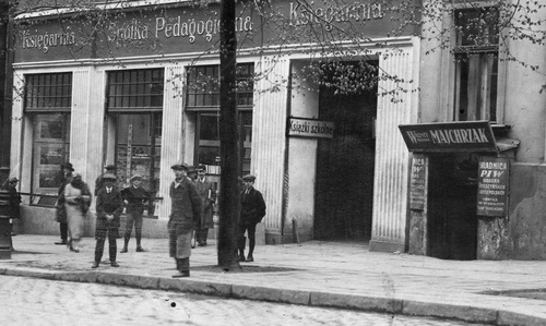 Fragment ulicy i witryny sklepów w Poznaniu, 1925 r. Fot. z zasobu NAC