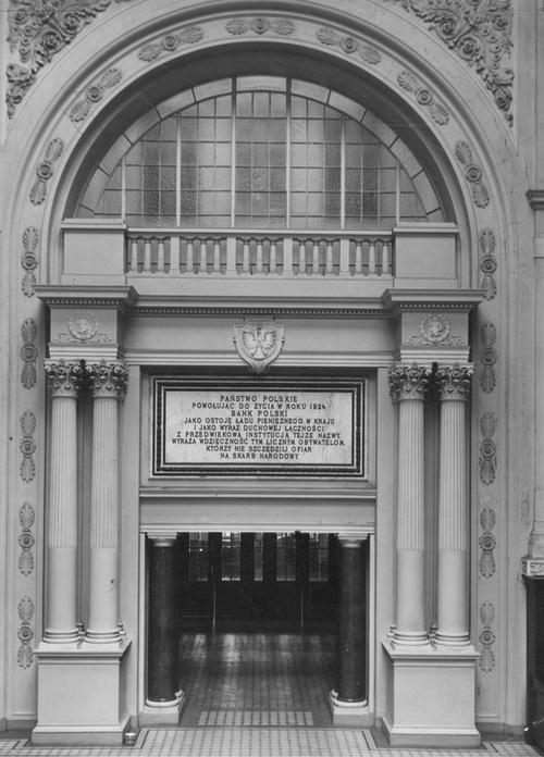 Wejście do głównej sali Banku Polskiego w Warszawie z widoczną tablicą upamiętniającą powołanie instytucji, 1928 r. Fot. z zasobu NAC