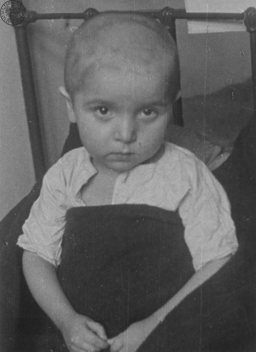 Dziecko z Zamojszczyzny o nieznanym nazwisku sfotografowane w Warszawie w Zakładzie Fotograficznym Kołaczkowskiego, 1943 rok