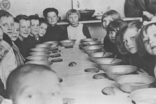 Dzieci z Zamojszczyzny w sierocińcu w Łaskarzewie, 1942-1943 (fot. z zasobu IPN)