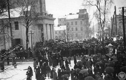 Pogrzeb wysiedleńców z Zamojszczyzny w Siedlcach. Wynoszenie trumien przez wiernych z kościoła, 3 lutego 1943 roku