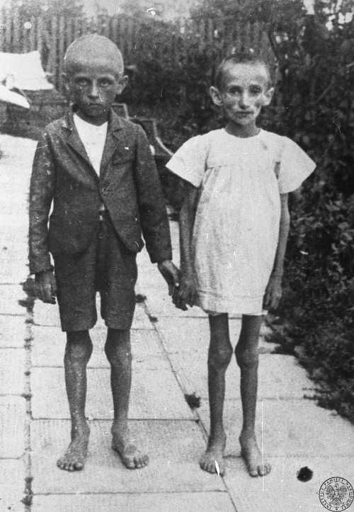 Dwoje dzieci umieszczonych w obozie w Lublinie przy ul. Krochmalnej (wg innego źródła – w Warszawie), 1944 r. (fot. z zasobu IPN)