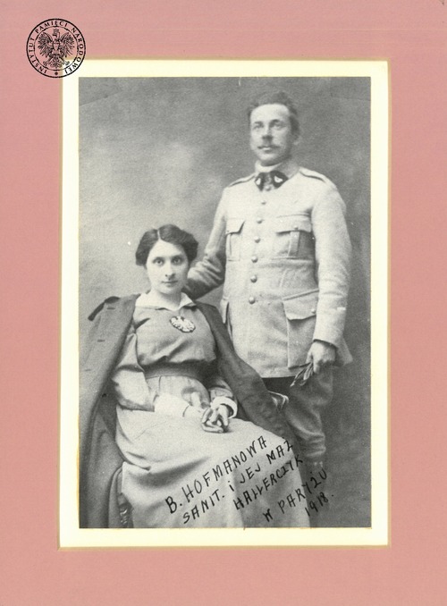 Zdjęcie pielęgniarki Polskiego Białego Krzyża B. Hoffmanowej z mężem – hallerczykiem – w Paryżu w 1918 r., pochodzące ze zbiorów Sokolstwa Polskiego w Ameryce przekazanych do Archiwum IPN w 2019 r.