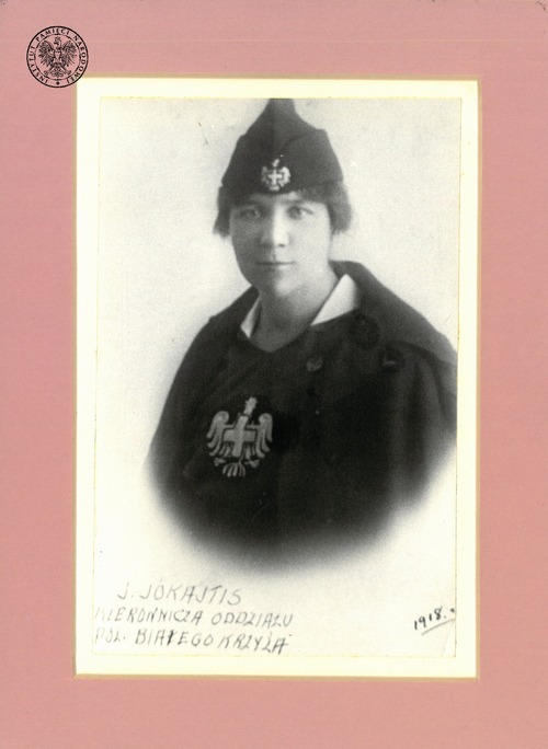 Zdjęcie pielęgniarki Polskiego Białego Krzyża J. Jokajtis w 1918 r., pochodzące ze zbiorów Sokolstwa Polskiego w Ameryce przekazanych do Archiwum IPN w 2019 r.