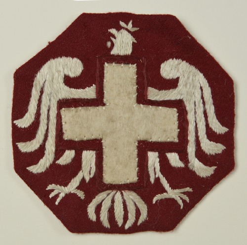 Naszywka Polskiego Białego Krzyża, pochodząca ze zbiorów Sokolstwa Polskiego w Ameryce przekazanych do Archiwum IPN w 2019 r. Fot. z zasobu AIPN