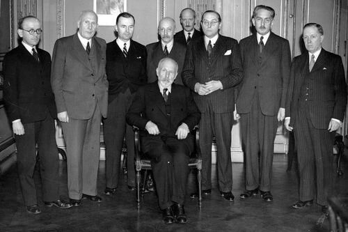 Członkowie rządu Tomasza Arciszewskiego. Adam Pragier (czwarty od lewej) stoi za siedzącym premierem