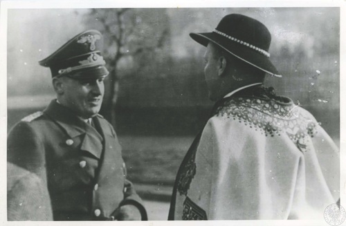 Wacław Krzeptowski wita Hansa Franka w Zakopanem (fot. ze zbiorów IPN)