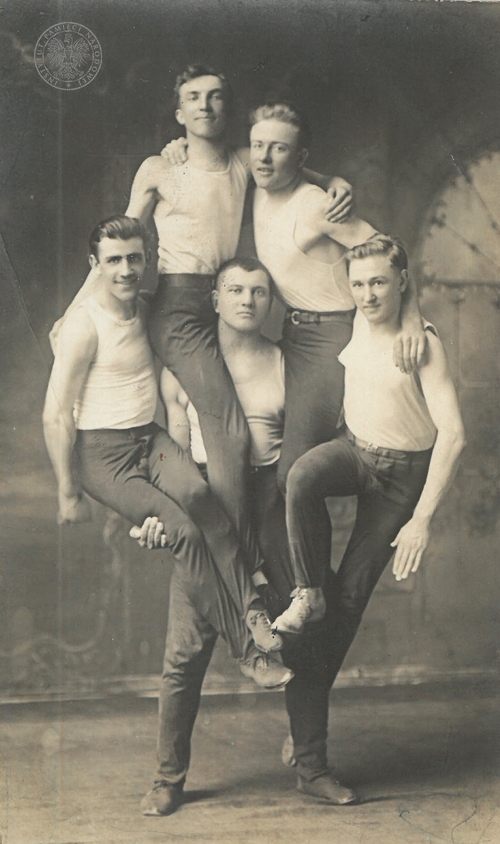 Członkowie Sokolstwa Polskiego w Ameryce podczas akrobacji gimnastycznych, 1915 rok