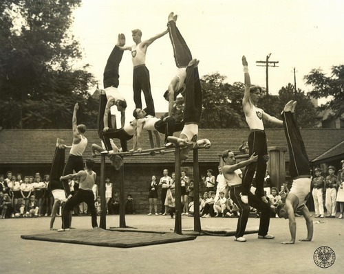 Ćwiczenia fizyczne członków Sokolstwa Polskiego w Ameryce, lata 60 XX wieku