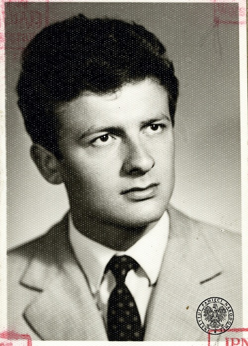 Zdjęcie portretowe Andrzeja Kopczyńskiego z akt osobowych funkcjonariusza (fot. z zasobu IPN)