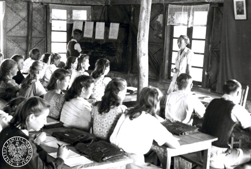 Anna Handerek podczas zajęć lekcyjnych prowadzonych w szkole na terenie Osiedla Polskiego w Valivade, 1943-1948 (fot. z zasobu AIPN)