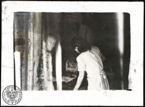 Anna Handerek w trakcie prac nad czasopismem „Młodzi”. Osiedle Polskie w Valivade, 1945-1947 (fot. z zasobu AIPN)