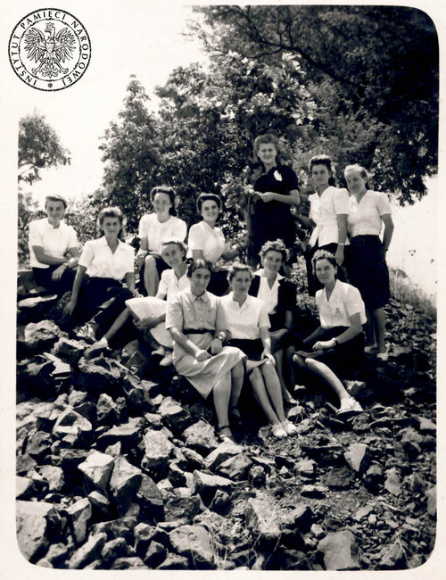 Maturzystki w towarzystwie nauczycielek – Anny Handerek oraz Marii Skórzynej. Osiedle Polskie w Valivade, 26 marca 1947 r. (fot. z zasobu AIPN)